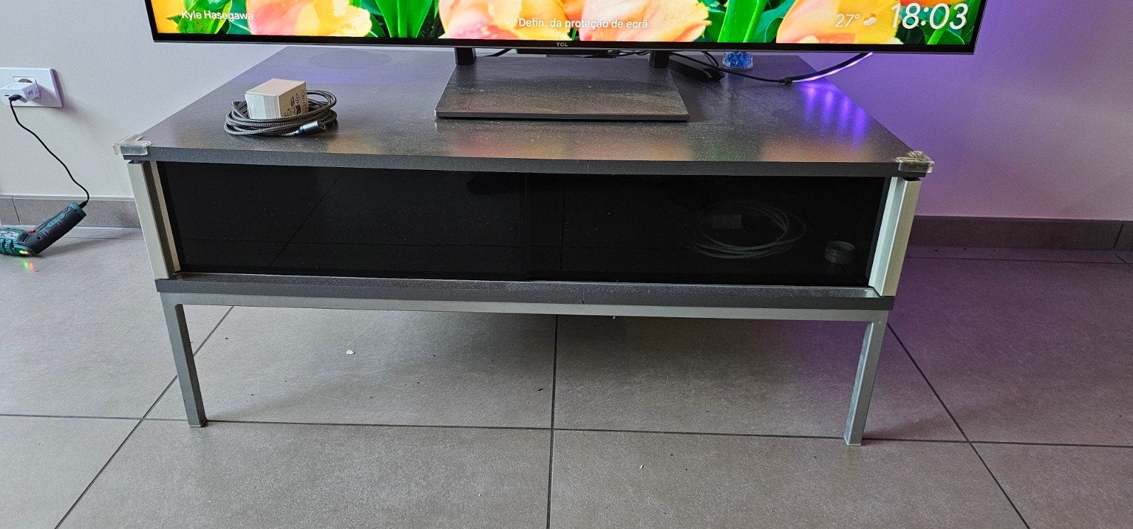 chair and tv stand gratis, Ophalen