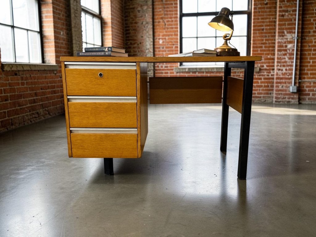vintage houten bureau/ desk met zwart stalen frame, Verzenden