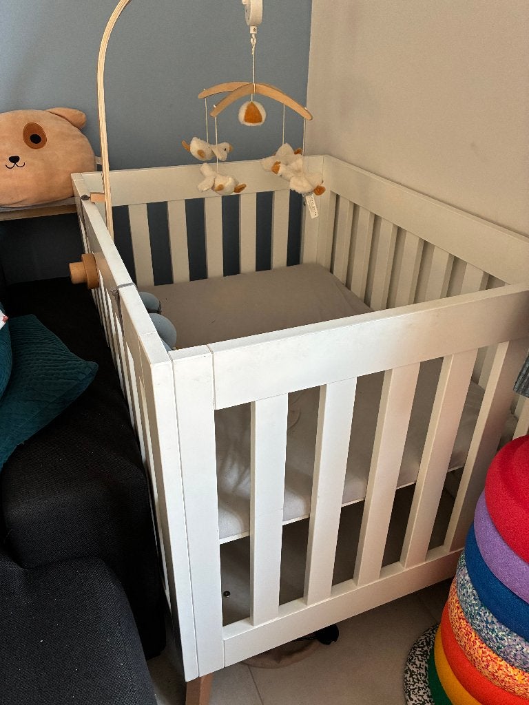 Babypark TWF reva wit + mobiel en speelspiraal, Kinderen en Baby's, Ophalen, Zo goed als nieuw, Rechthoekig, In hoogte verstelbaar