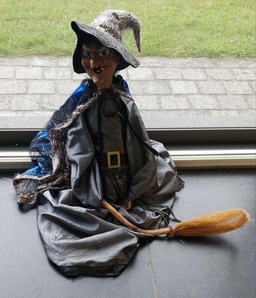 Halloween Heksenpop op Bezem - Decoratieve Heks, Ophalen, Zo goed als nieuw, Pop
