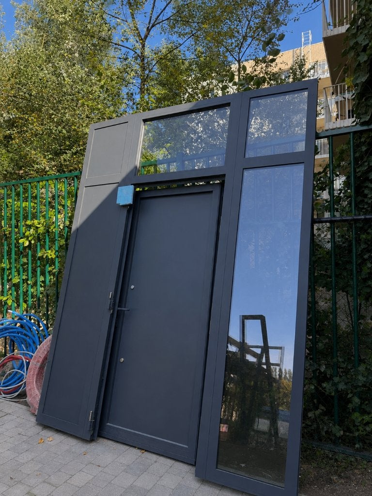 Grande porte extérieure en aluminium gris foncé, Bricolage & Construction, Porte extérieure, Enlèvement, Utilisé, 120 cm ou plus