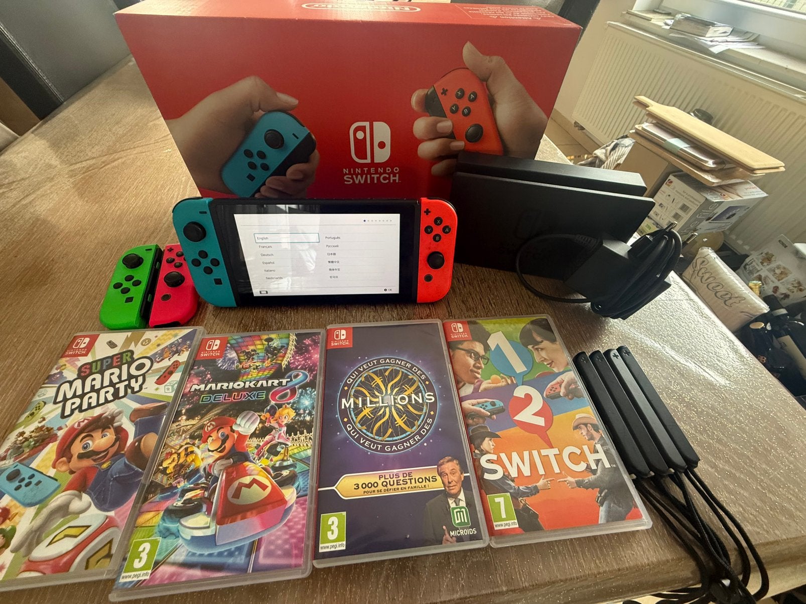 Nintedo switch avec 4 jeux et 4 manettes, Enlèvement, Comme neuf, Avec 3 manettes ou plus, Avec jeux