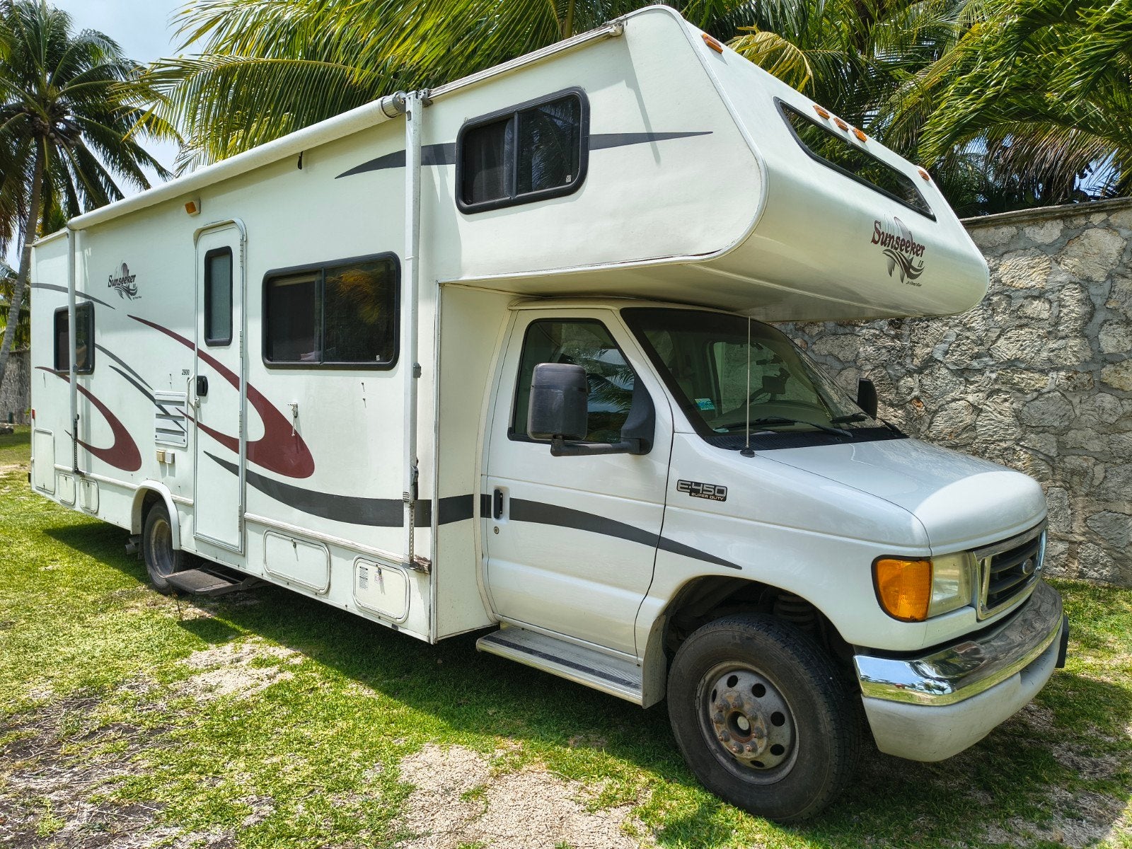 Camping car Américain actuellement à Cancùn, Automaat, Chemisch toilet, Alkoof, Ford