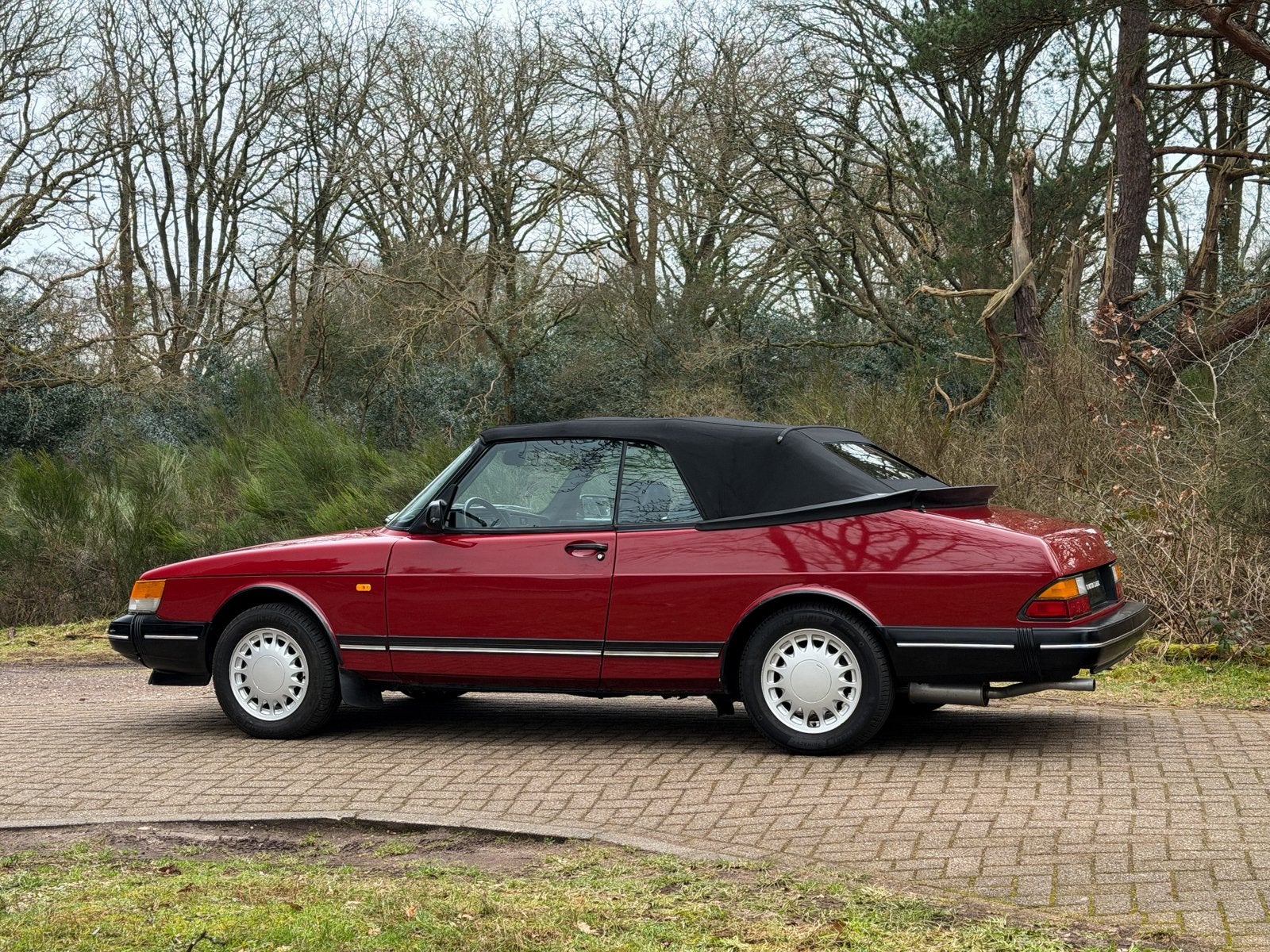 Saab 900 Cabriolet 2.0i 16V | Cherry Red | Oldtimer, Auto's, Voorwielaandrijving, 4 zetels, Zwart, 4 cilinders