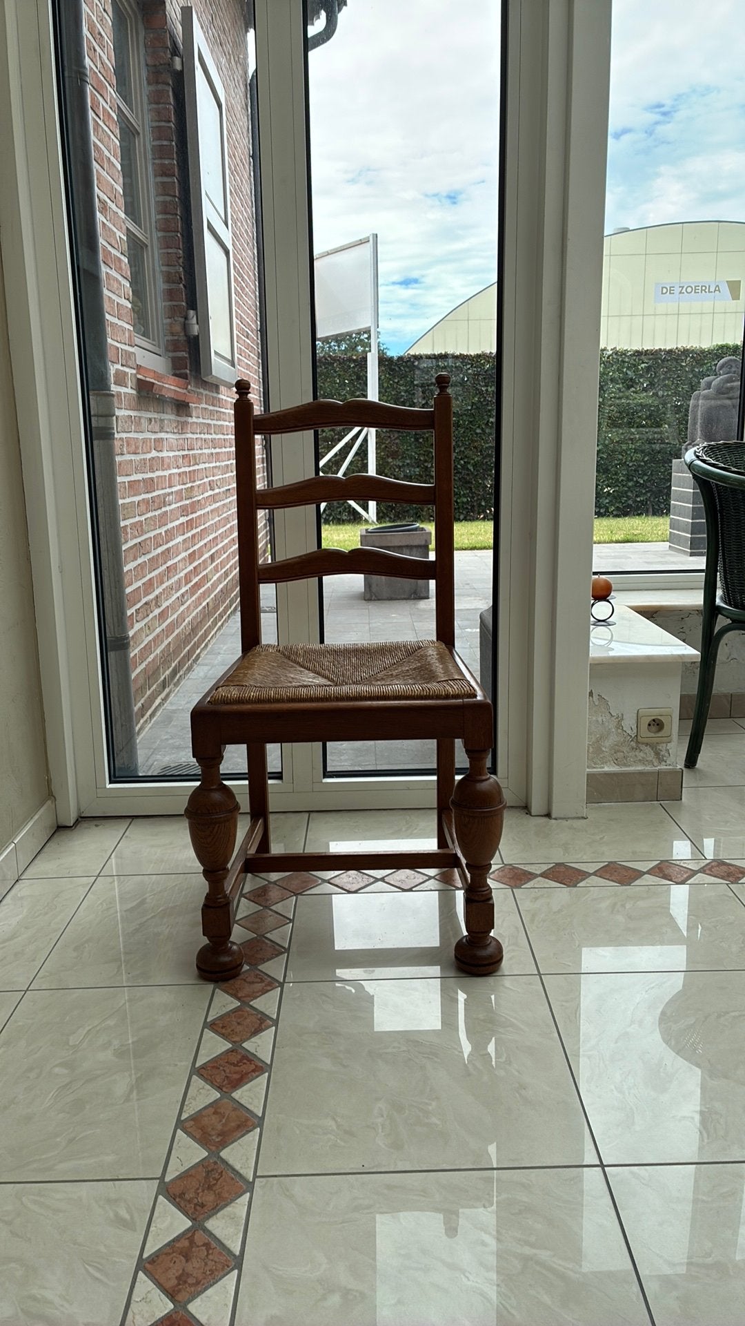 8 eikenhouten stoelen met biezen zitting, Ophalen, Zo goed als nieuw
