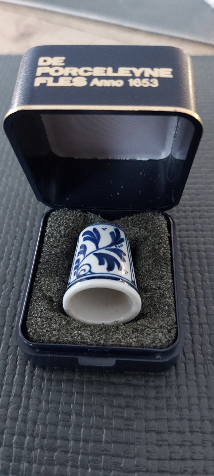 dé à coudre bleu de Delft peint à la main, Enlèvement
