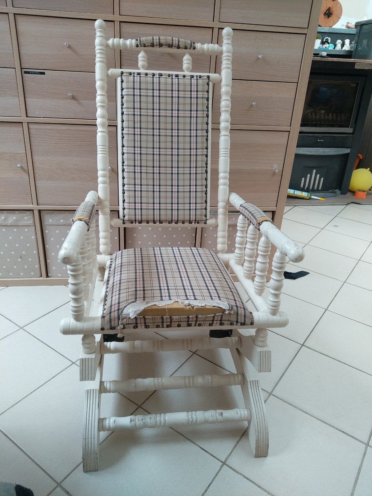 Oude schommelstoel die wat aandacht verdient, Huis en Inrichting, Stoelen, Ophalen, Gebruikt, Wit, Eén