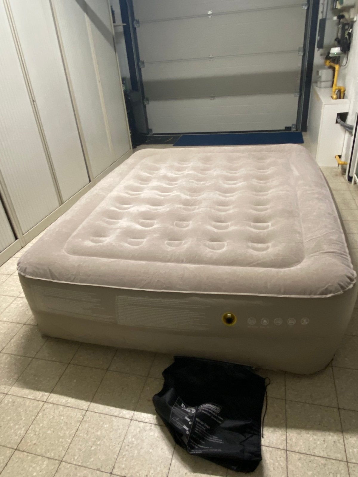 Luchtbed Coleman Raised Quickbed Queen, Caravanes & Camping, Matelas pneumatiques, Enlèvement, Comme neuf, 2 personnes