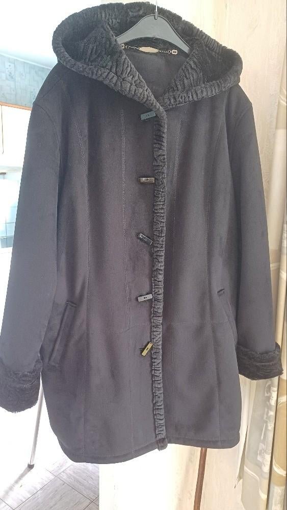 mantel in immitatie suède met capuchon, Zwart, Maat 46/48 (XL) of groter, Ophalen of Verzenden, Zo goed als nieuw