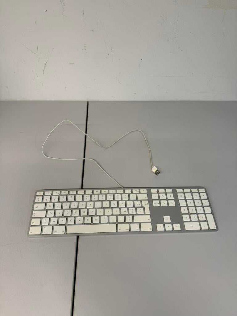 Apple wired keyboard met numeric pad - azerty, Enlèvement, Azerty, Comme neuf