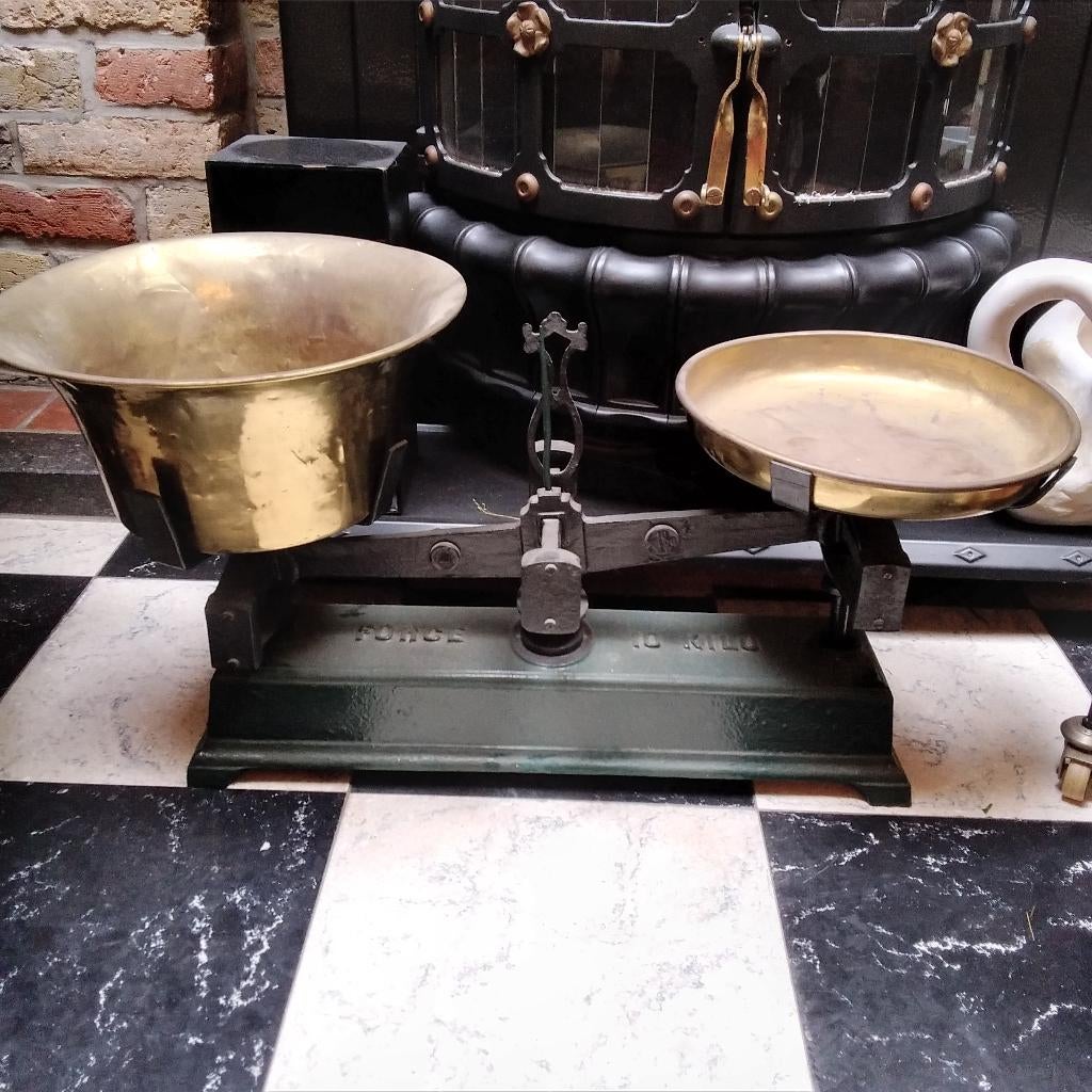 Oude zeer grote weegschaal met koperen schalen, Antiek en Kunst, Ophalen