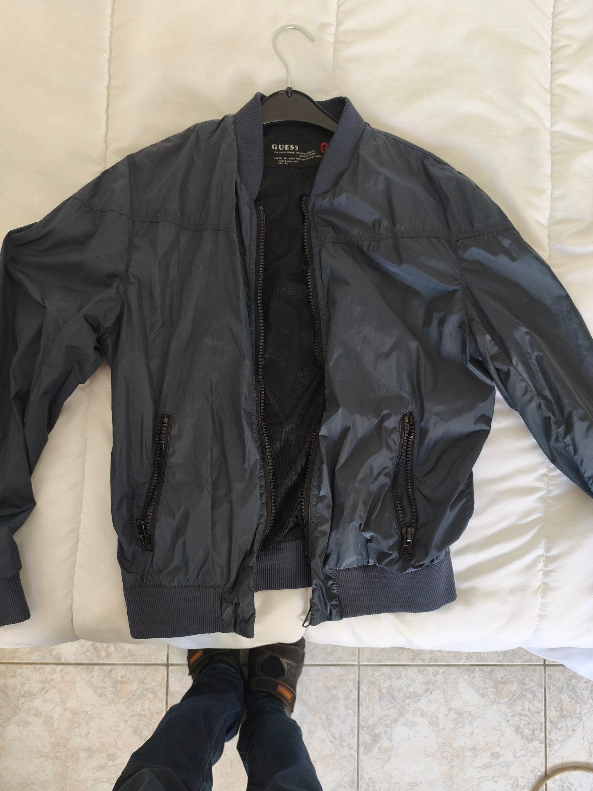 Veste Guess bleue, Enlèvement