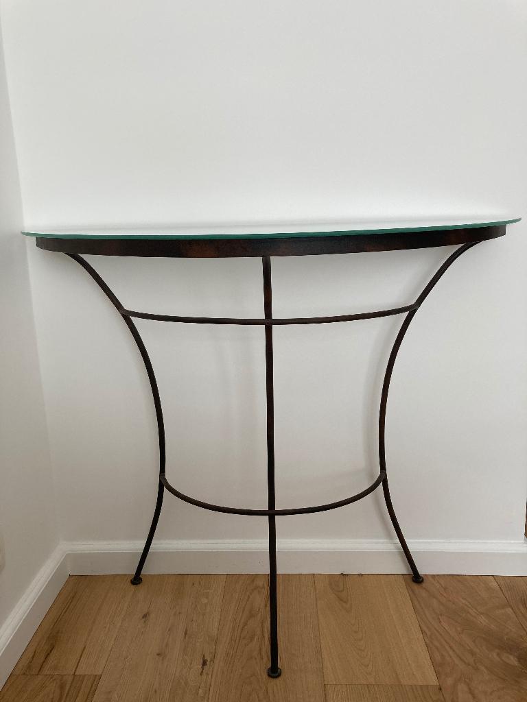 Smeedijzeren tafel met halve maan, Ophalen