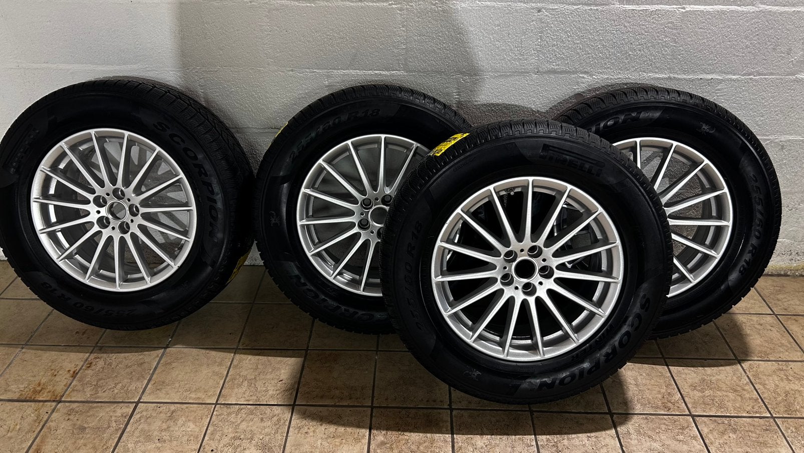 Jantes Jaguar F-pace avec pneus d'hiver 255/60/18 Pirelli, Autos : Pièces & Accessoires, Enlèvement, Pneus hiver, Pneu(s)