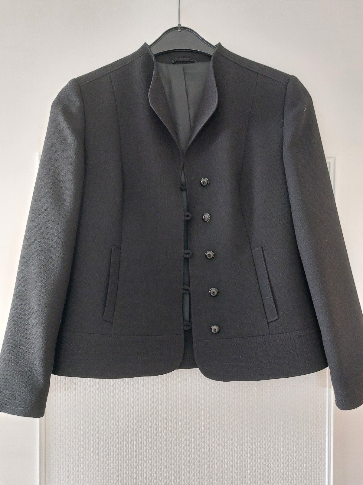 zwart kort jasje en demierok m38, Kleding | Dames, Ophalen, Maat 38/40 (M), Zwart, Kostuum of Pak