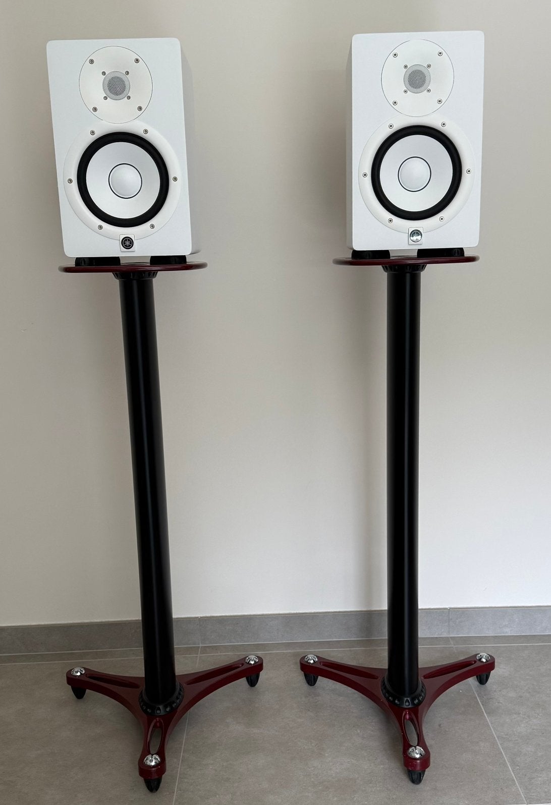 2 enceintes de monitoring Yamaha + 2 pieds haut de gamme, Enlèvement ou Envoi, Comme neuf, Moniteur(ampli)