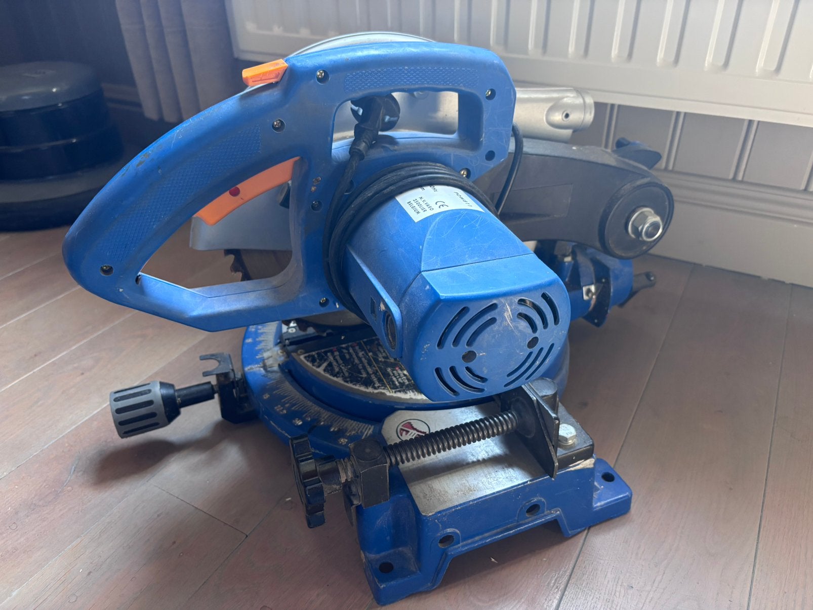 Scie à tronçonner Powerplus - Type POW811, Enlèvement, Utilisé, Scie à onglet