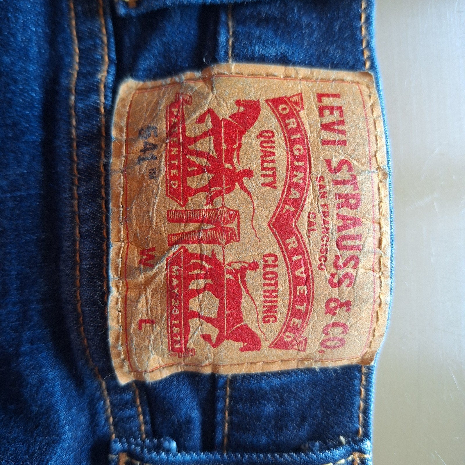 Jean's Levi's homme, Enlèvement