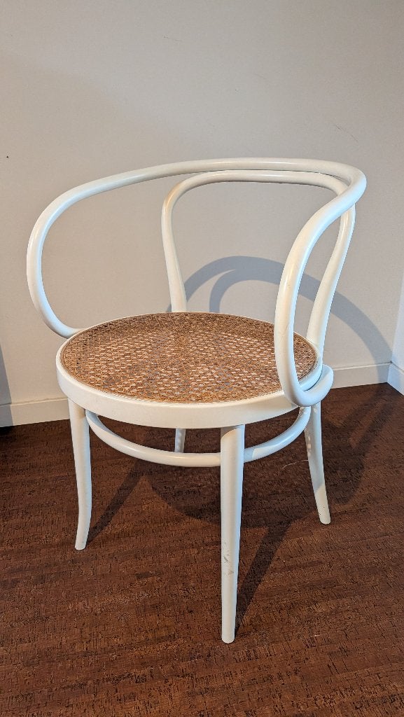 Prachtige witte Thonet (stijl) armstoel met webbing zitting, Ophalen, Wit, Thonet, Zo goed als nieuw