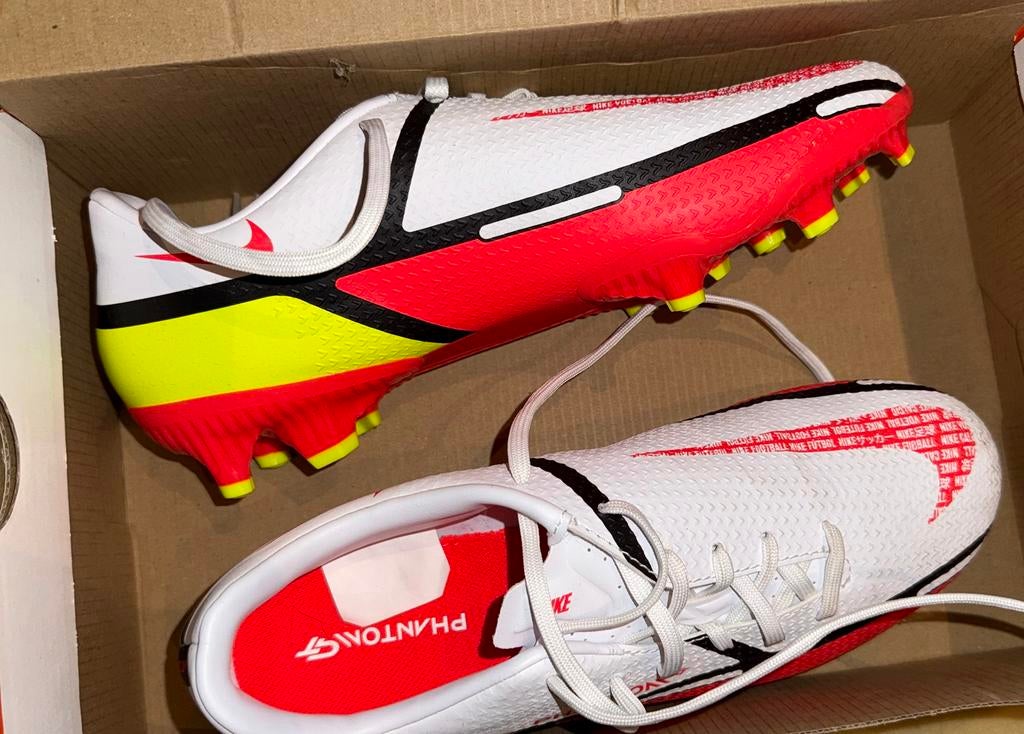 Meisjes voetbalschoenen te koop, Sport en Fitness, Voetbal, Ophalen, Zo goed als nieuw