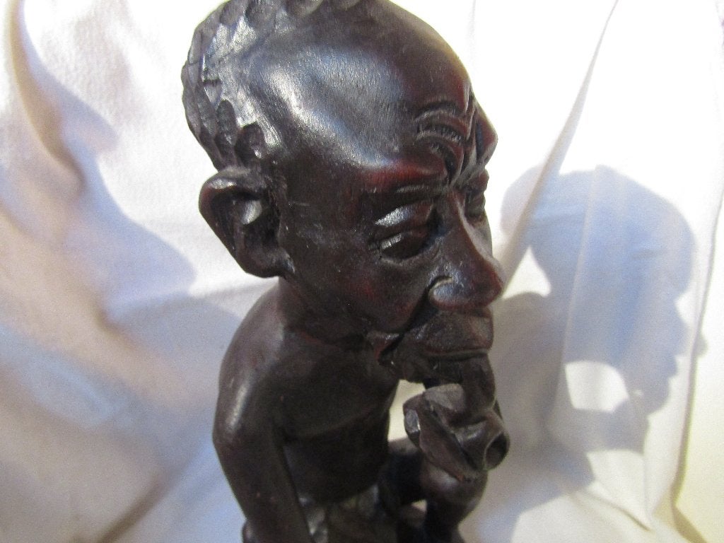 Splendide  statue d'un homme âgé fumant sa pipe, Antiquités & Art, Afrique, Noir, 34 cm, Sculpture sur bois