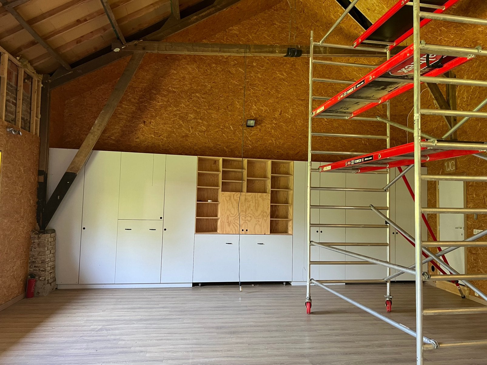 Grote want met kasten en kitchenette, Ophalen, Zo goed als nieuw