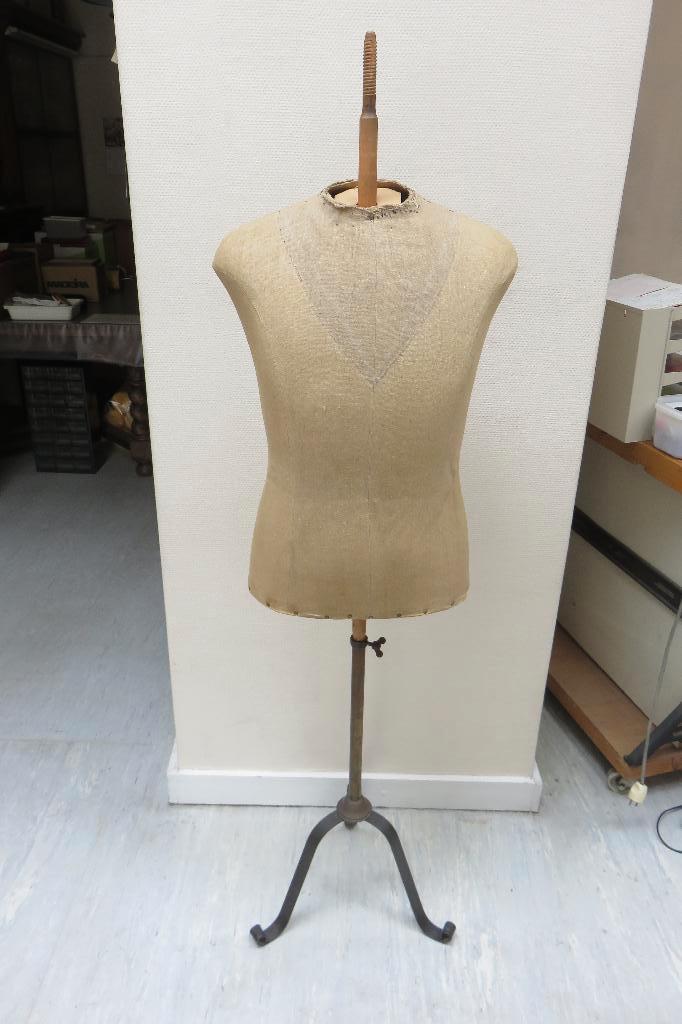 Mannequin ancien sur socle en métal, Enlèvement