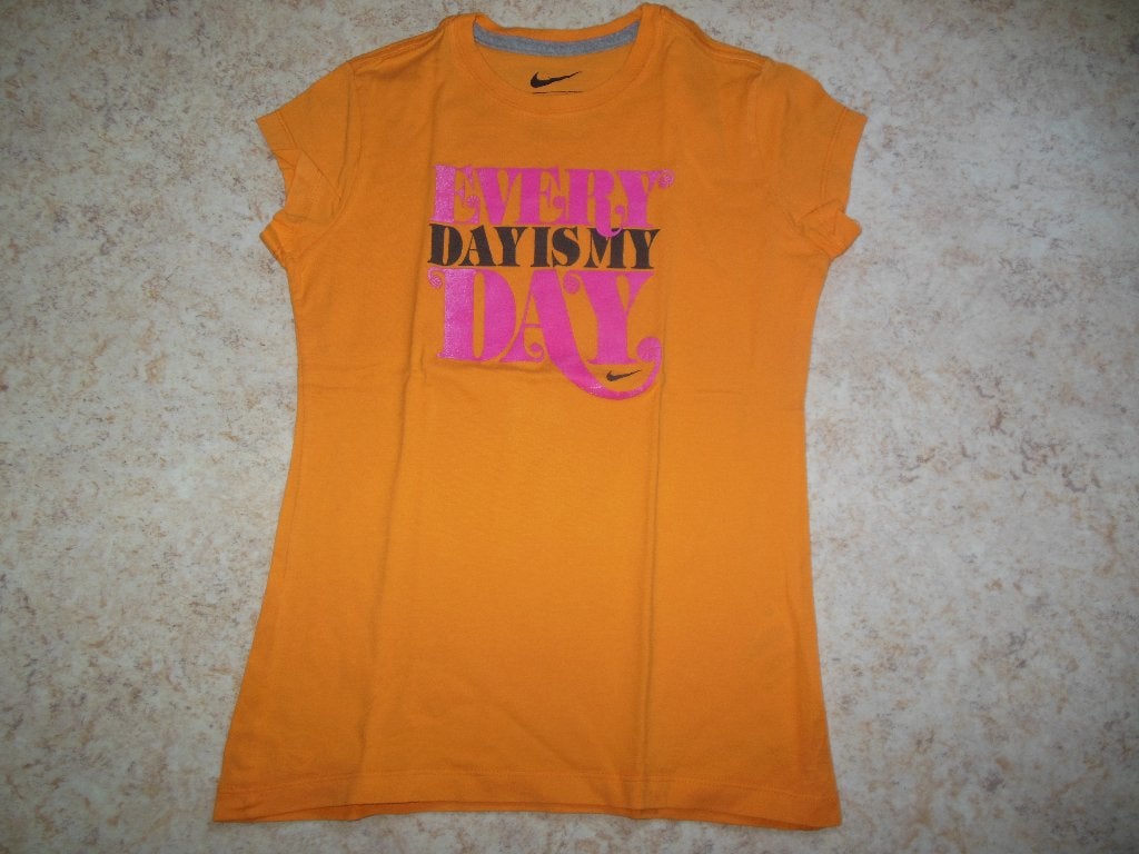 t-shirt Nike 146 in nieuwstaat, Kinderen en Baby's, Kinderkleding | Maat 146, NIKE, Meisje, Ophalen of Verzenden, Zo goed als nieuw
