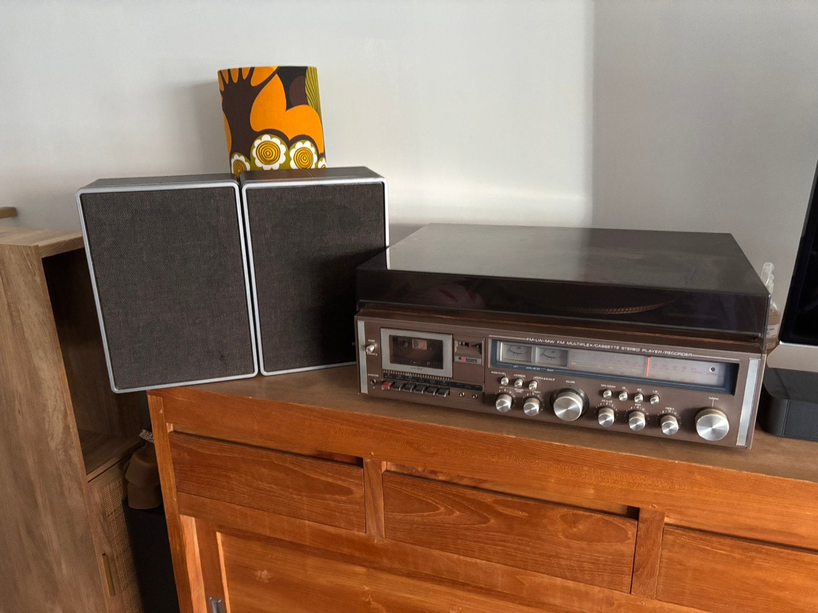 Retro radio met platenspeler en cassette, Ophalen, Zo goed als nieuw