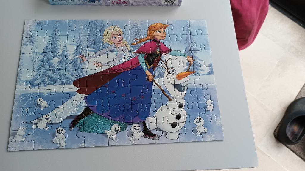 Casse-tête - La Reine des neiges 5+, Enlèvement ou Envoi, Plus de 50 pièces, Comme neuf, 4 à 6 ans
