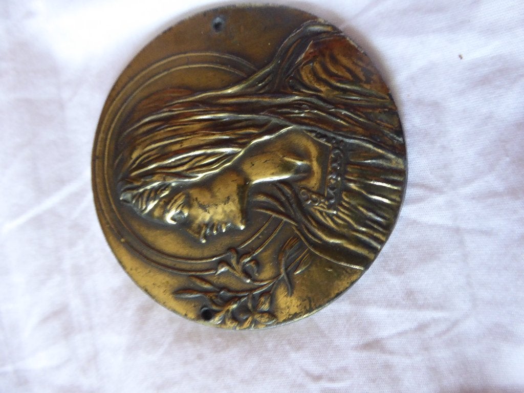 médaillon religieux, Enlèvement
