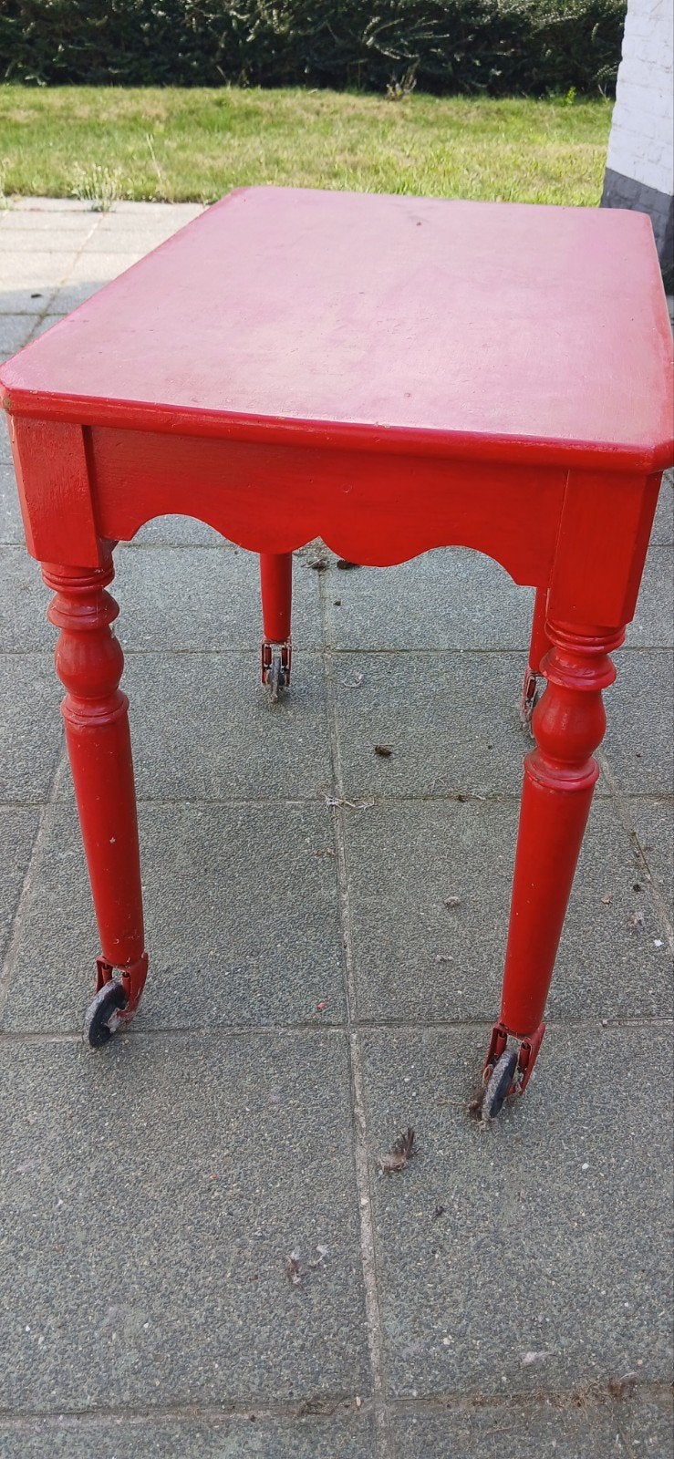 table rouge sur roulettes, Enlèvement
