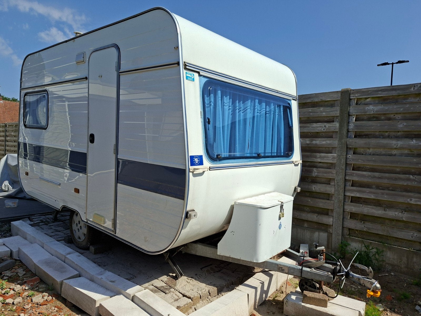 Adria 380 qsl 1984, Caravans en Kamperen, Caravans, Particulier, 500 - 750 kg, Adria, Vast bed, Kachel, Openslaande ramen, Reservewiel
