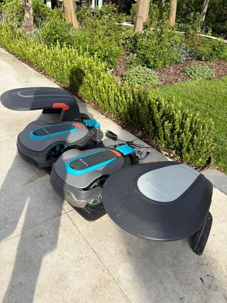 2x Gardena robotmaaier (City + Life) + garages – tot 1500m², Ophalen of Verzenden, Zo goed als nieuw