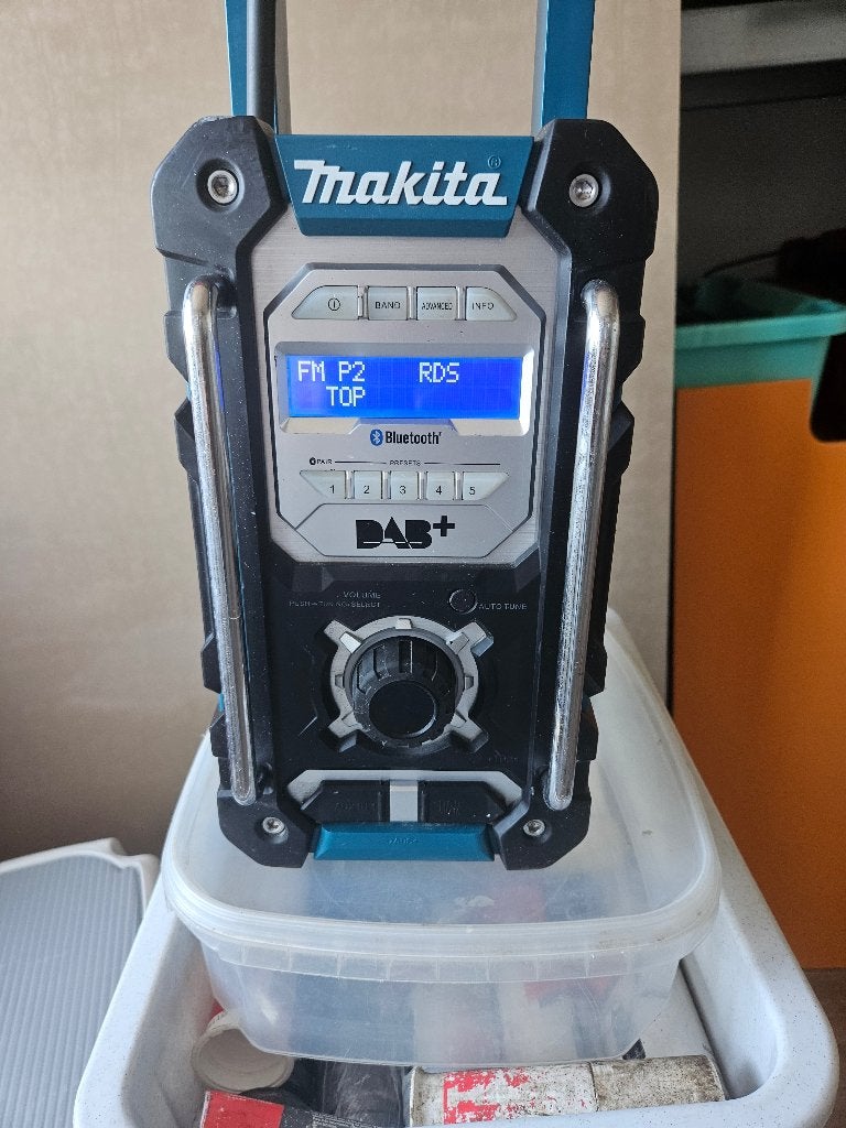 Makita Bouwradio DAB+ VHF FM AUX Bluetooth USB waterdicht, Ophalen, Zo goed als nieuw, Bouwradio
