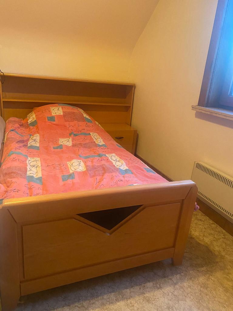 Slaapkamerset: bed + achterwand + nachttafeltje + bureau, Enlèvement, Utilisé, Une personne