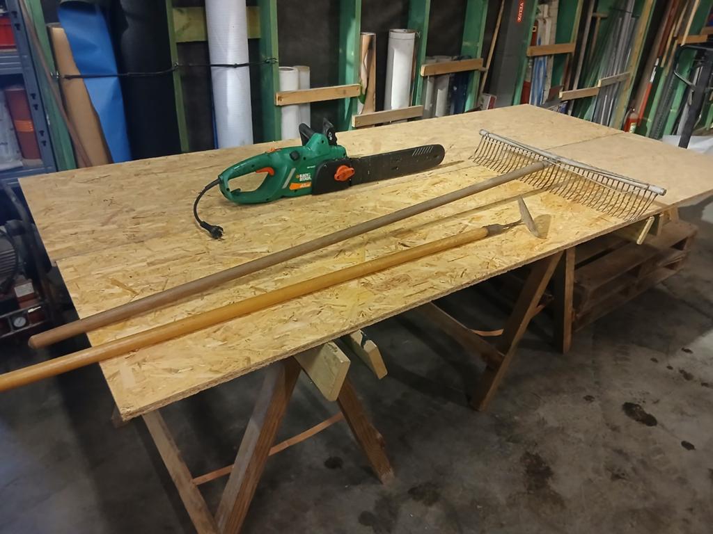 Lot tuingereedschap: B&D kettingzaag, XXL houten sleg, Jardin & Terrasse, Outils à main, Houe, Enlèvement