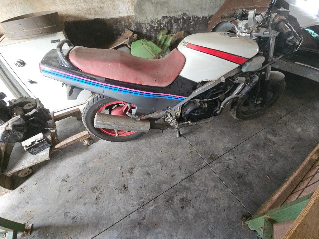 Kawasaki gpz500 voor opmaak of onderdelen, 2 cilinders, Gebruikt, Particulier, Handgeschakeld