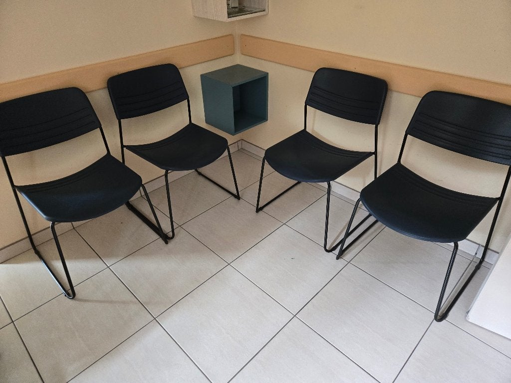 4 stoelen plastic schaal in goede staat, Huis en Inrichting, Stoelen, Gebruikt, Blauw, Vier, Ophalen