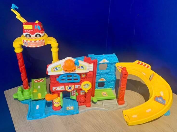 Lot met toet-toet autos, brandweerkazerne, vliegtuig, banen, Ophalen, Zo goed als nieuw, 6 maanden tot 2 jaar