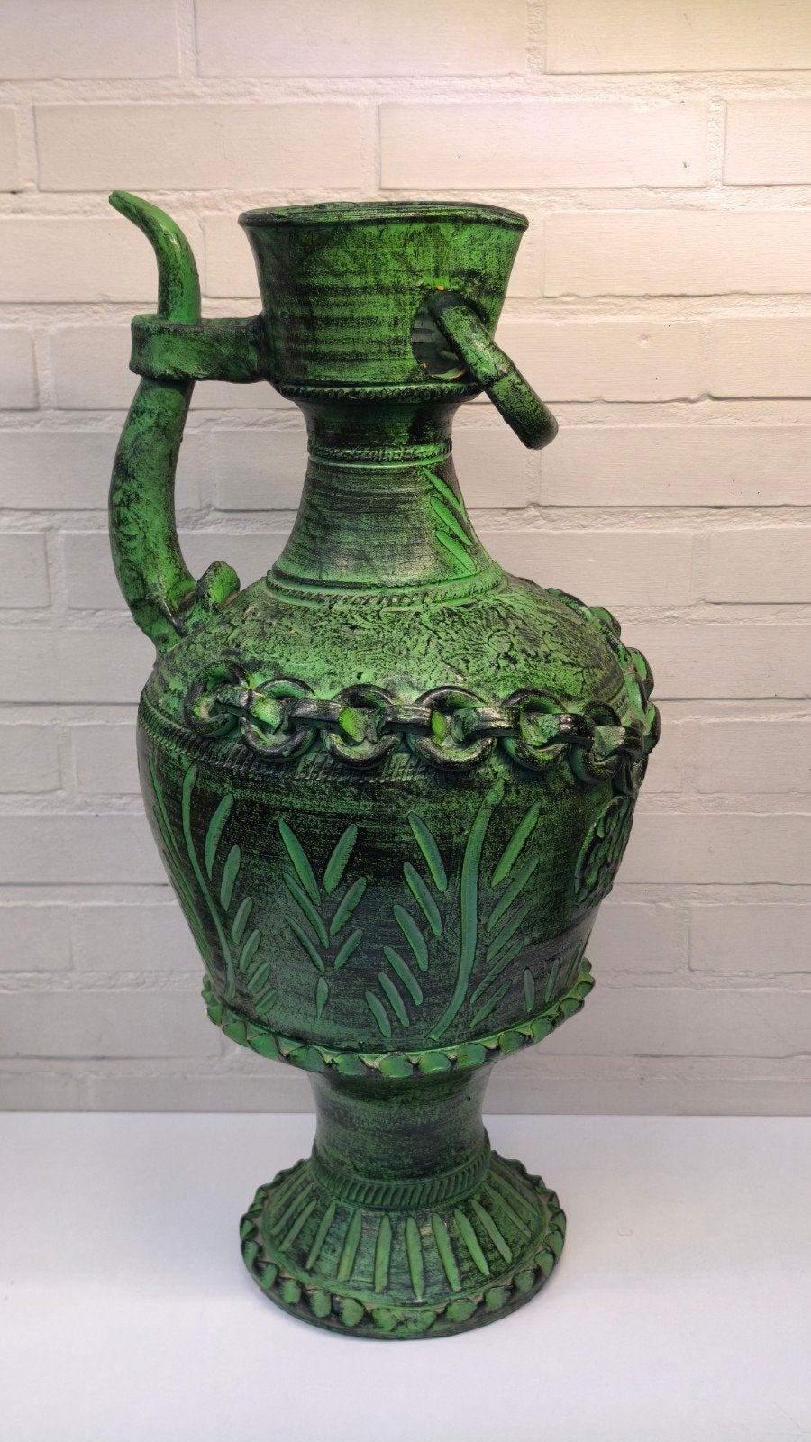 Decoratieve kruik vaas met kettingmotief in groen glazuur., Ophalen