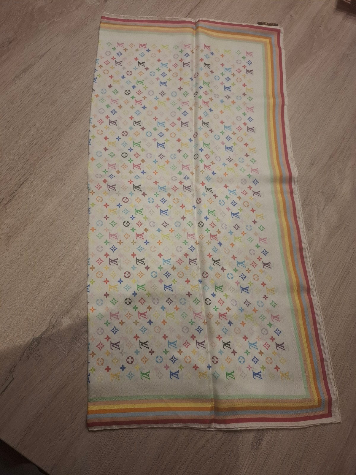 Écharpe en soie/foulard en soie Louis Vuitton, Hobby & Loisirs créatifs, Enlèvement