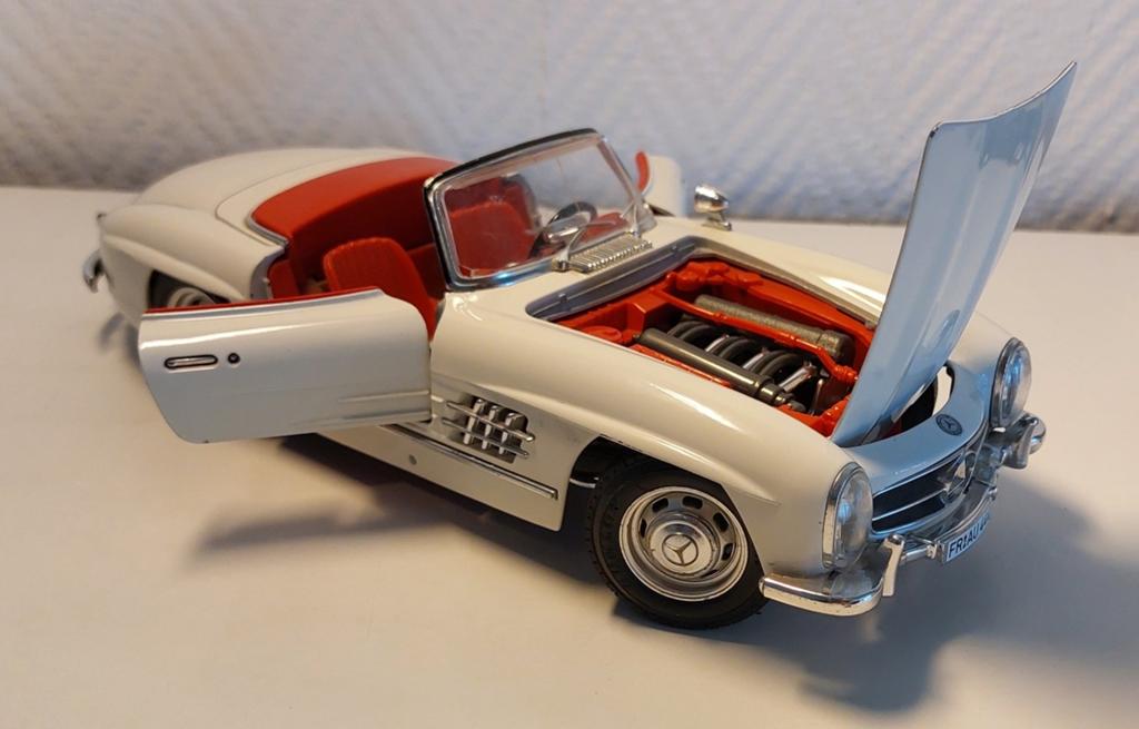 Mercedes SL 300 échelle blanche 1/18 de la marque Burago, Hobby & Loisirs créatifs, Voitures miniatures | 1:18, Enlèvement ou Envoi