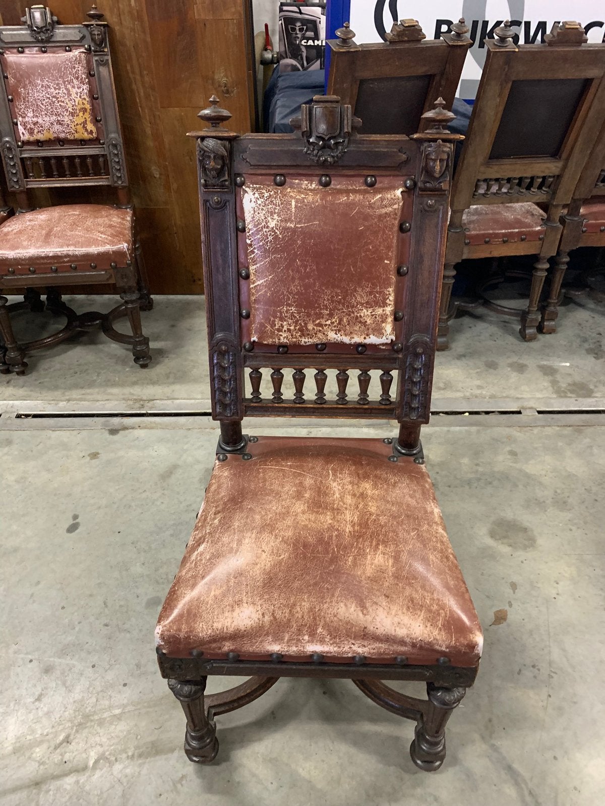 Antieke stoelen, Ophalen