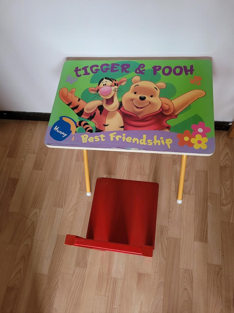 Bureau enfant Tiger Pooh et sa chaise rouge.Très bon état, Enfants & Bébés, Chambre d'enfant | Tables & Chaises, Enlèvement, Comme neuf