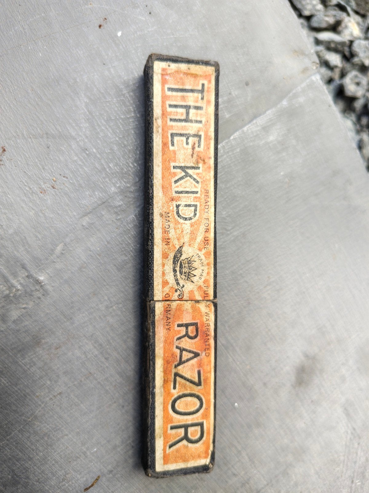 Rasoir rétro The Kid des années 1930 dans son emballage d'or, Enlèvement