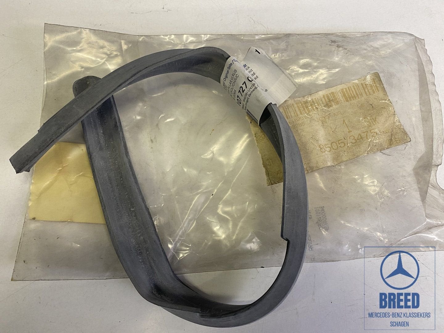 NOS b-stijlrubber rechts voor Mercedes-Benz R107, -, Nieuw, Ophalen of Verzenden, -