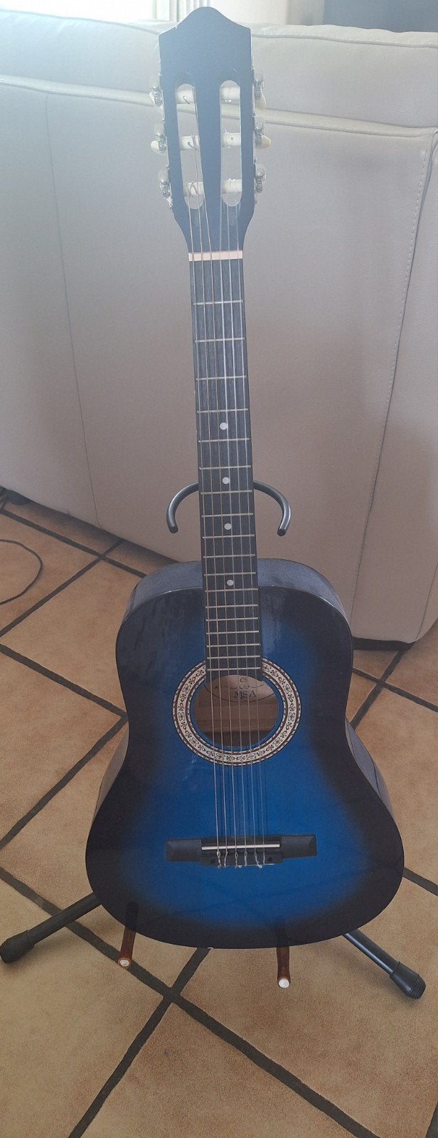 Guitare + support + cordes + médiators, Musique & Instruments, Instruments à corde | Guitares | Acoustiques, Enlèvement, Utilisé