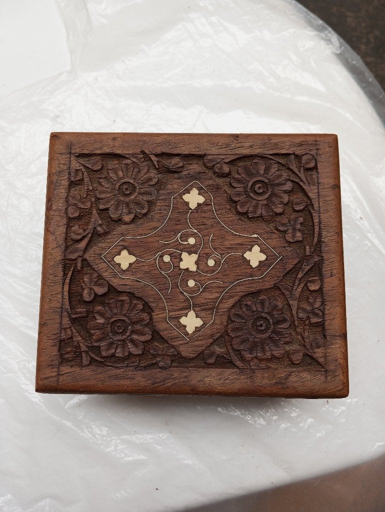 handgesneden Indisch sieradendoos  met fijn houtsnijwerk, Houtsnijwerk, Minder dan 20 cm, Ophalen of Verzenden, Handgemaakt