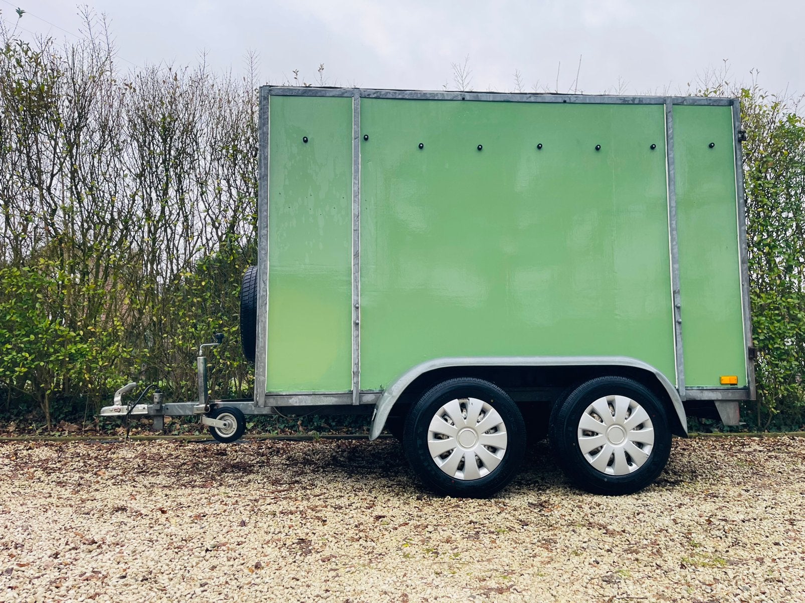 Aanhangwagen <750 kg. 2 assen. Nieuwe banden. Met planken, Ophalen, Zo goed als nieuw